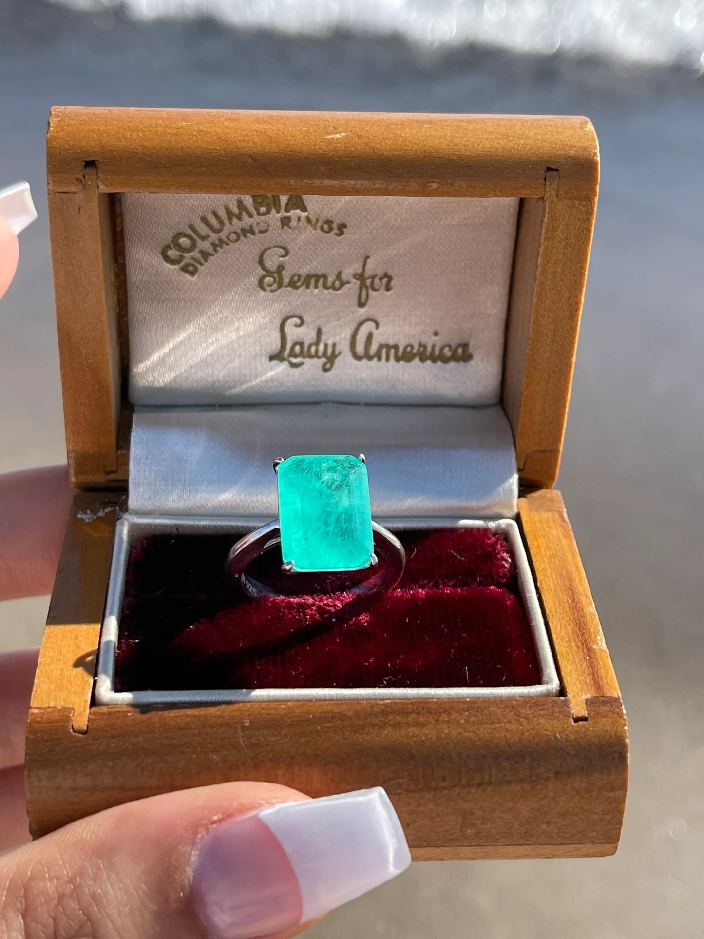 Solitaire Glowing Columbian Emerald Ring
